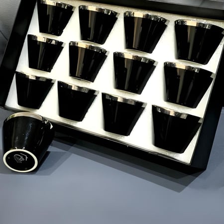 طقم فناجين قهوة عربية لون أسود وقاعدة فضية 12 قطعة في صندوق