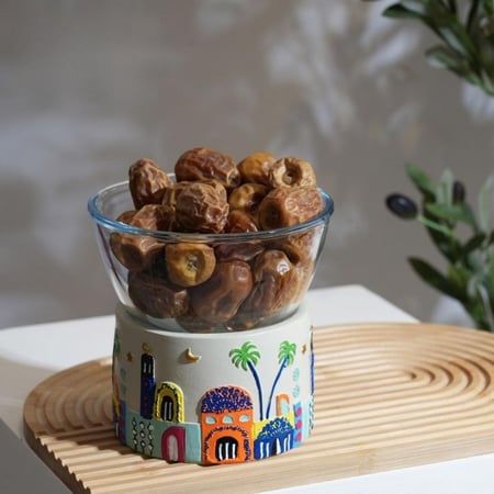 وعاء تقديم زجاجي بقاعدة سيراميك مرتفعة ونقوش تراثية ملونة