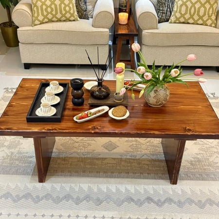 طاولة بتصميم عتيق