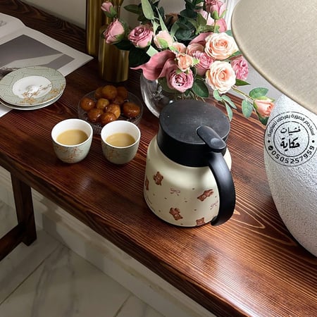 طاولة قهوة بتصميم هندسي