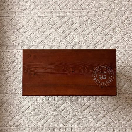 طاولة بتصميم عتيق