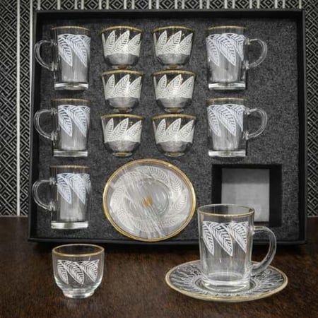 كاسات شاي منقوشة ضمن طقم ضيافة فاخر