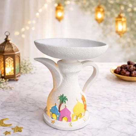 صحن بقاعدة فانوس مضيئ وسط