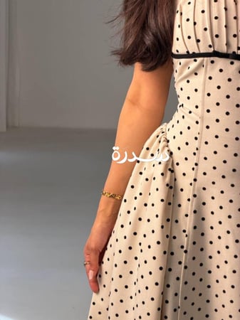 فستان ناعم منقط بقصة مميزة