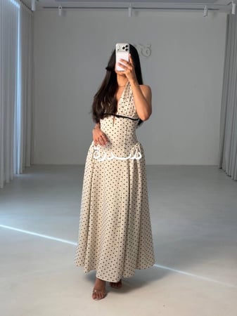 فستان ناعم منقط بقصة مميزة