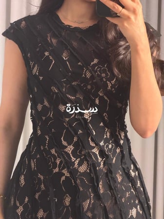 ‏ فستان دانتيل بقصة مميزة