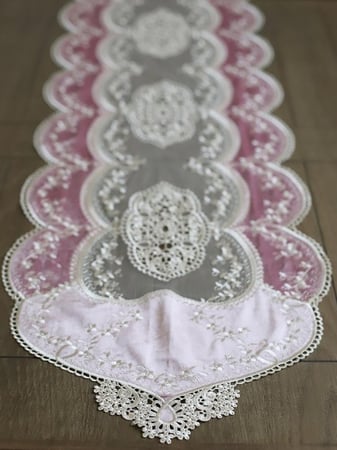 مفرش دانتيل و مخمل وردي | Lace/Velvet Tablecloth Pink 38x220 cm
