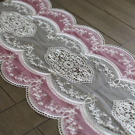 مفرش دانتيل و مخمل وردي | Lace/Velvet Tablecloth Pink 38x220 cm