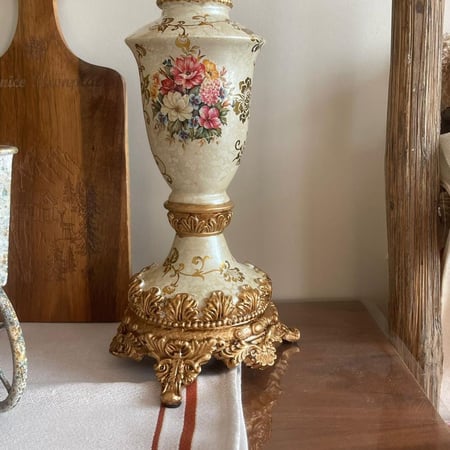 حامل شموع رويال باللون العاجي على الطراز الفيكتوري | Resin Candle Holder Ivory  Size:-34x23 cm