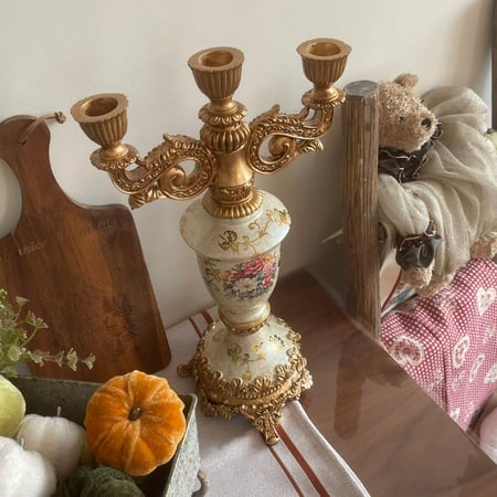 حامل شموع رويال باللون العاجي على الطراز الفيكتوري | Resin Candle Holder Ivory  Size:-34x23 cm