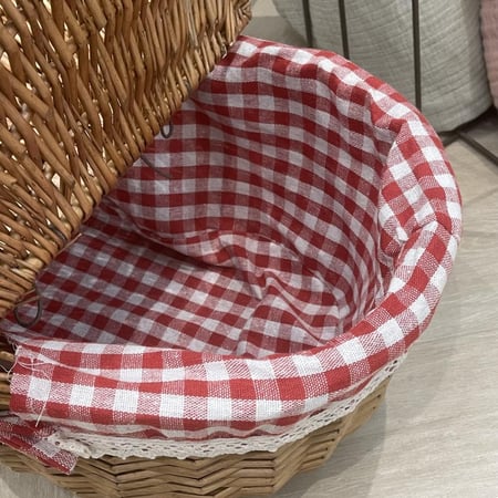 سله خيزران بالغطاء و مبطنة بقماش كاروهات احمر وابيض |