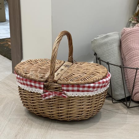 سله خيزران بالغطاء و مبطنة بقماش كاروهات احمر وابيض |