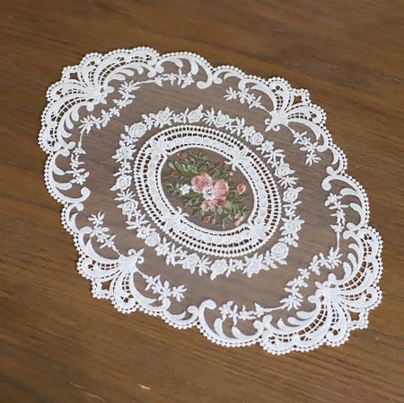 مفرش دانتيل بيضاوي اوف وايت | Lace Oval 30x40 cm Offwhite