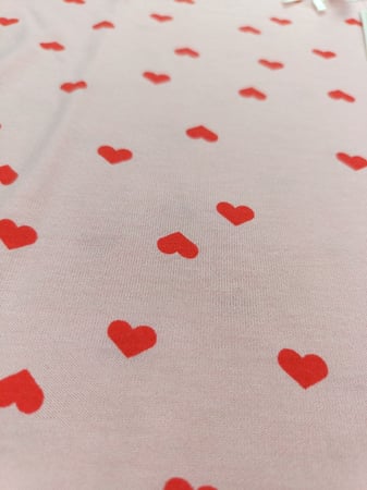 بجامه نسائي قصيرة وردي بطبعة قلوب