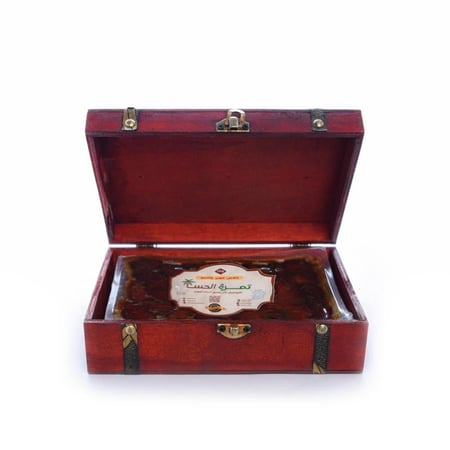 توزيعات تمر فاخرة في صندوق خشبي أنيق للمناسبات والإهداء