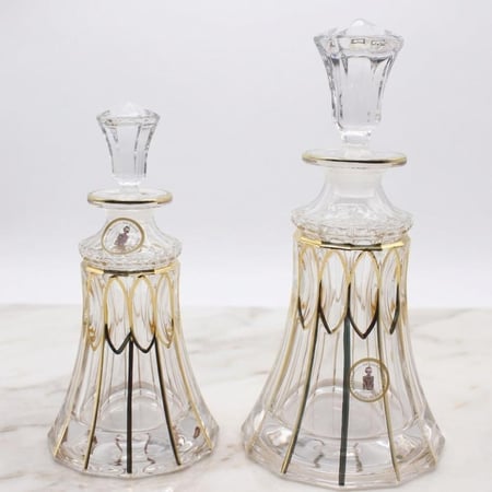 طقم زجاج عطور بحجمين (430مل-300مل) بشكل أنيق مخطط باللون الذهبي , يستخدم لوضع الزيوت العطرية والأدهان , وأيضا للعرض في المحلات التجارية والحفلات.  -المقاسات/  1-حجم 580مل: الأرتفاع (27سم) / الميل المناسب لها (25 سم).  2حجم 430مل: الأرتفاع (25س