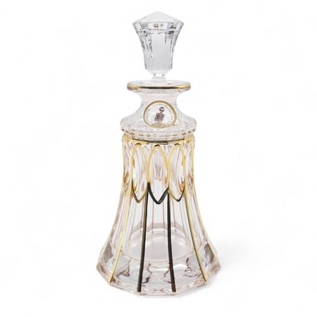 طقم زجاج عطور بحجمين (430مل-300مل) بشكل أنيق مخطط باللون الذهبي , يستخدم لوضع الزيوت العطرية والأدهان , وأيضا للعرض في المحلات التجارية والحفلات.  -المقاسات/  1-حجم 580مل: الأرتفاع (27سم) / الميل المناسب لها (25 سم).  2حجم 430مل: الأرتفاع (25س