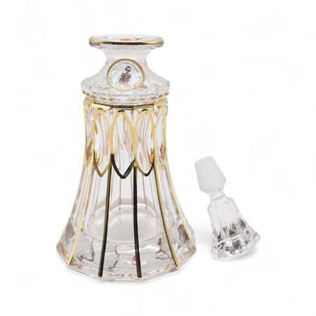 طقم زجاج عطور بحجمين (430مل-300مل) بشكل أنيق مخطط باللون الذهبي , يستخدم لوضع الزيوت العطرية والأدهان , وأيضا للعرض في المحلات التجارية والحفلات.  -المقاسات/  1-حجم 580مل: الأرتفاع (27سم) / الميل المناسب لها (25 سم).  2حجم 430مل: الأرتفاع (25س