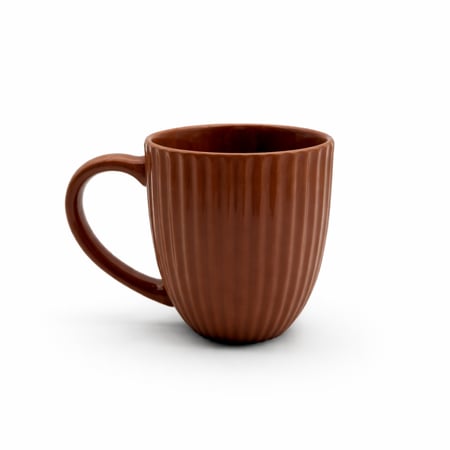 كوب قهوة وغيرة بني