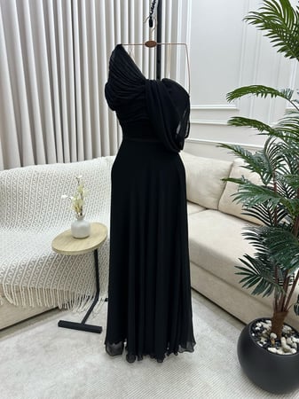 فستان سهرة أسود أنيق وطويل يتميز بتصميم راقٍ