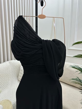 فستان سهرة أسود أنيق وطويل يتميز بتصميم راقٍ