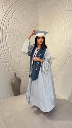 عبايات تخرج 2025 بالاسم والعبارة وسنة التخرج وشعار الدفعة