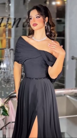 فستان سهرة أسود أنيق وطويل يتميز بتصميم راقٍ