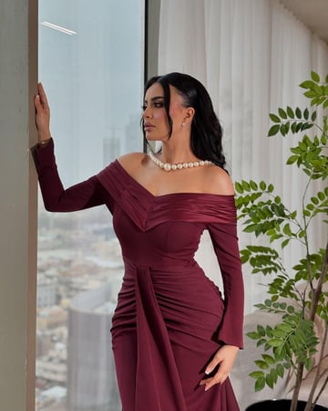 فستان سهرة أنيق وطويل باللون العنابي