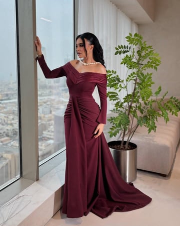 فستان سهرة أنيق وطويل باللون العنابي
