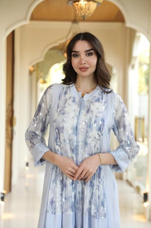 جلابية مناسبات لاطلاله أنيقه بخامة قطن حرير مشجر ميتال برينت فضي بتصميم طبقات فلووي بألوان متموجه و متناغمه