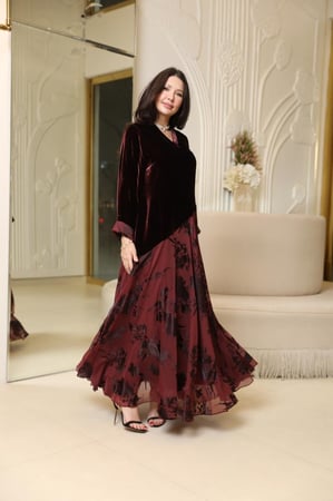 فستان بتصميم عصري بمكس خامات فاخره مخمل حرير بيور ستاندرد فرنسي وشيفون حرير مشجر بتصميم قصه A-line  بلون عنابي أصيل