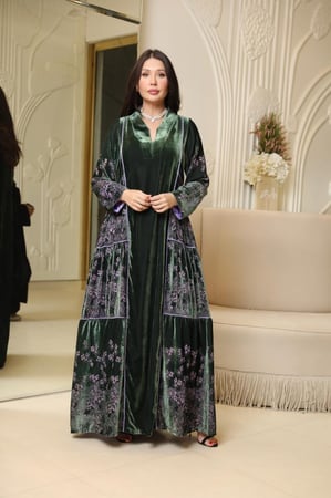 فستان بتصميم عصري بخامة مخمل حرير بتصميم قصه A-line وطبقات جانبيه بلون أخضر فاتح و طبعات ورد بلون لافندر