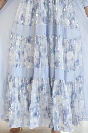 جلابية مناسبات لاطلاله أنيقه بخامة قطن حرير مشجر ميتال برينت فضي بتصميم طبقات فلووي بألوان متموجه و متناغمه