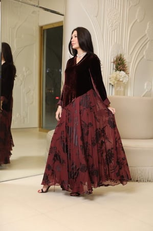 فستان بتصميم عصري بمكس خامات فاخره مخمل حرير بيور ستاندرد فرنسي وشيفون حرير مشجر بتصميم قصه A-line  بلون عنابي أصيل