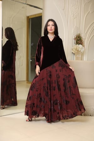 فستان بتصميم عصري بمكس خامات فاخره مخمل حرير بيور ستاندرد فرنسي وشيفون حرير مشجر بتصميم قصه A-line  بلون عنابي أصيل