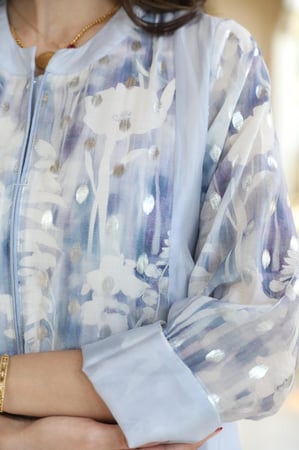 جلابية مناسبات لاطلاله أنيقه بخامة قطن حرير مشجر ميتال برينت فضي بتصميم طبقات فلووي بألوان متموجه و متناغمه