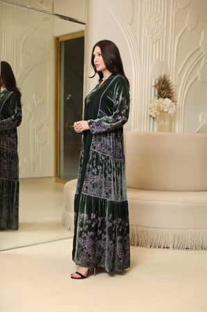 فستان بتصميم عصري بخامة مخمل حرير بتصميم قصه A-line وطبقات جانبيه بلون أخضر فاتح و طبعات ورد بلون لافندر