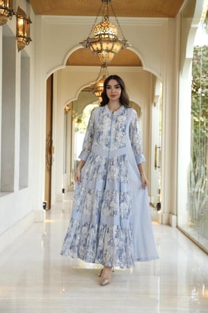 جلابية مناسبات لاطلاله أنيقه بخامة قطن حرير مشجر ميتال برينت فضي بتصميم طبقات فلووي بألوان متموجه و متناغمه