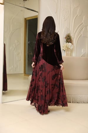 فستان بتصميم عصري بمكس خامات فاخره مخمل حرير بيور ستاندرد فرنسي وشيفون حرير مشجر بتصميم قصه A-line  بلون عنابي أصيل