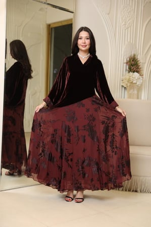 فستان بتصميم عصري بمكس خامات فاخره مخمل حرير بيور ستاندرد فرنسي وشيفون حرير مشجر بتصميم قصه A-line  بلون عنابي أصيل