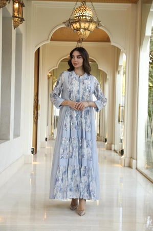 جلابية مناسبات لاطلاله أنيقه بخامة قطن حرير مشجر ميتال برينت فضي بتصميم طبقات فلووي بألوان متموجه و متناغمه