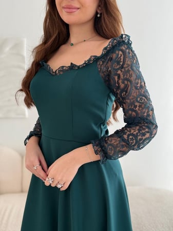 فستان زيتي زمردي بأكمام دانتيل فرنسي وقصة ملكية