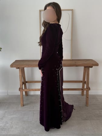 فستان مخمل أرجواني طويل مرصع باللؤلؤ