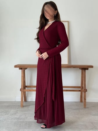 فستان عنابي بتصميم ملفوف