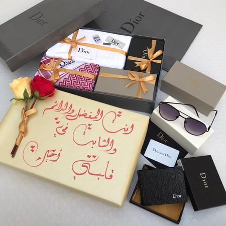 شماغ  مع قماش ثوب ونظارة وبوك