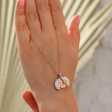 سلسال بالاسم مطلي بالذهب عيار 18 - فضة عيار 925 - على شكل فلة