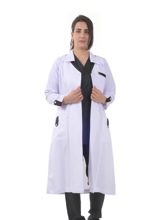 لاب كوت الدكتورة الاولى