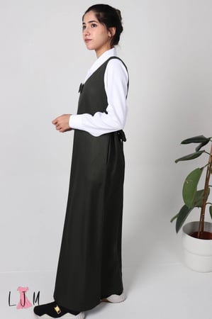 شيال مريول زيتي شيال ببيونة ساده بدون البلوزه