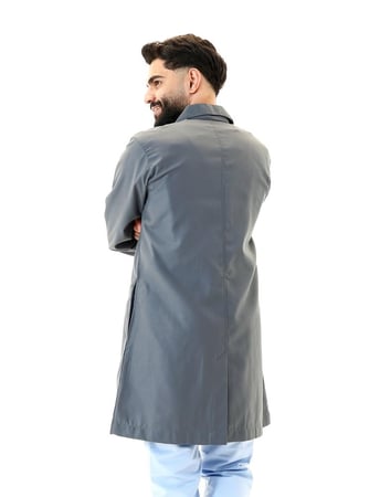لاب كوت طبي رجالي رمادي – تصميم كلاسيكي بفتحة صدر وياقة مريحة