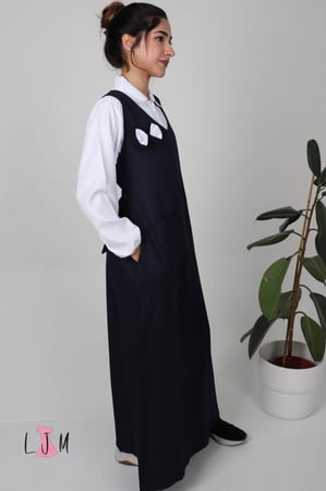 مريول كحلي شيال ببيونة بيضاء مع جيب امامي